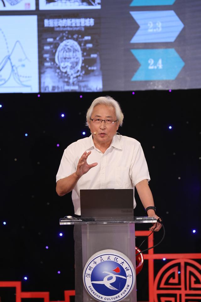 阎耀军教授在演讲中 （图片由“深圳市民文化大讲堂”提供）