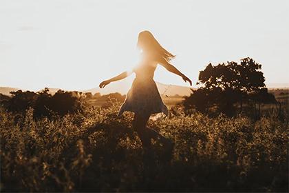 女人脖子上长痣的女人招小人，易桃花劫！